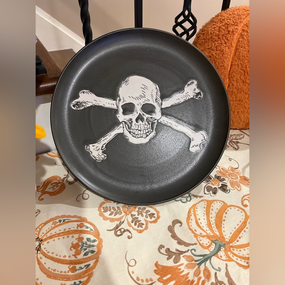 NWT!  ☠️ 🖤 Threshold Halloween Skull Stoneware Appetizer/Dessert Plate.